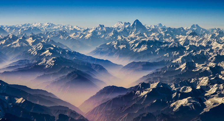 Welches große Gebirge liegt nördlich von Indien?