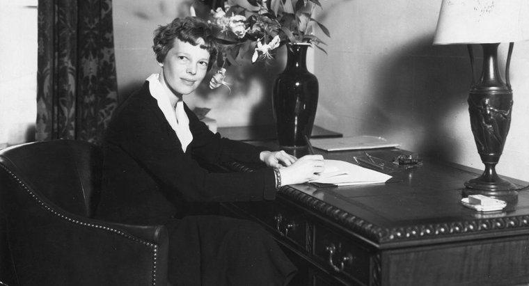 Wofür ist Amelia Earhart berühmt?