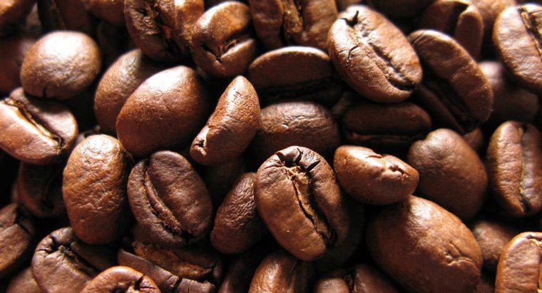 Was ist die Bedeutung der drei Kaffeebohnen, die traditionell mit Sambuca serviert werden?