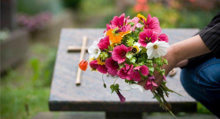 Warum legen Menschen Blumen auf Gräber?