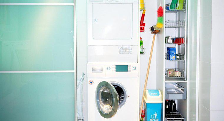 Wie viel Platz wird für eine stapelbare Waschmaschine und Trockner benötigt?