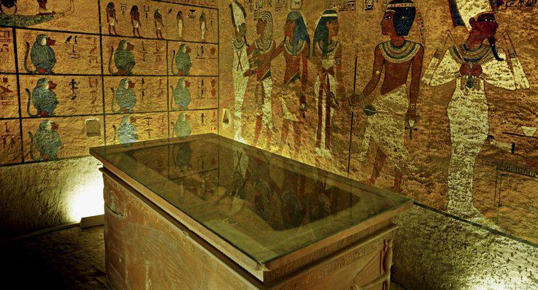 Was legten die Ägypter in ihre Gräber?