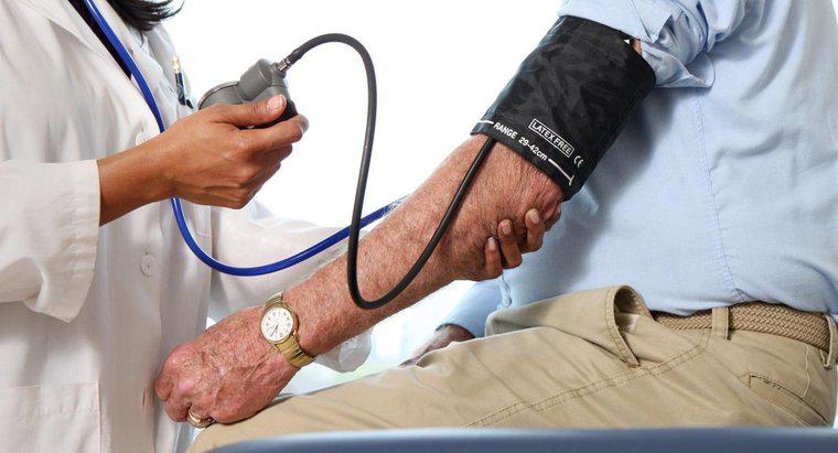 Wann sollte ich wegen Bluthochdruck einen Arzt aufsuchen?