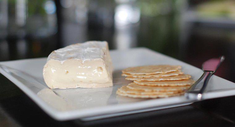 Was ist ein guter Weg, um die Rinde von Brie-Käse zu entfernen?