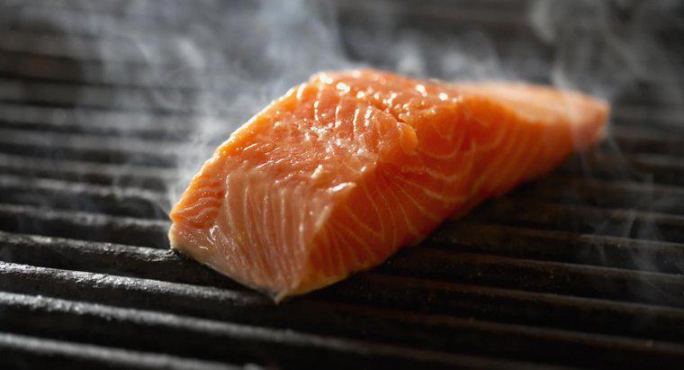 Woher wissen Sie, wann Lachs vollständig gekocht ist?