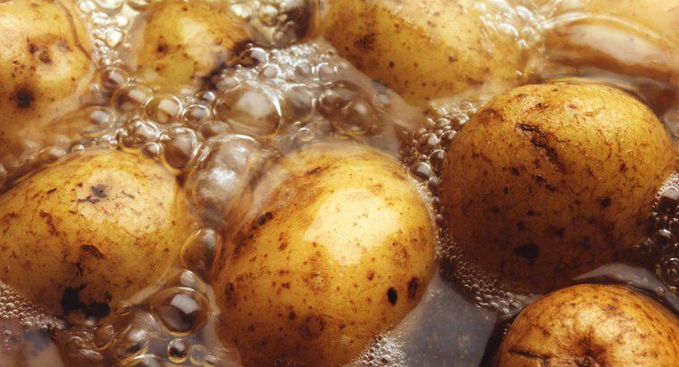 Wie lange dauert es, ganze Kartoffeln zu kochen?