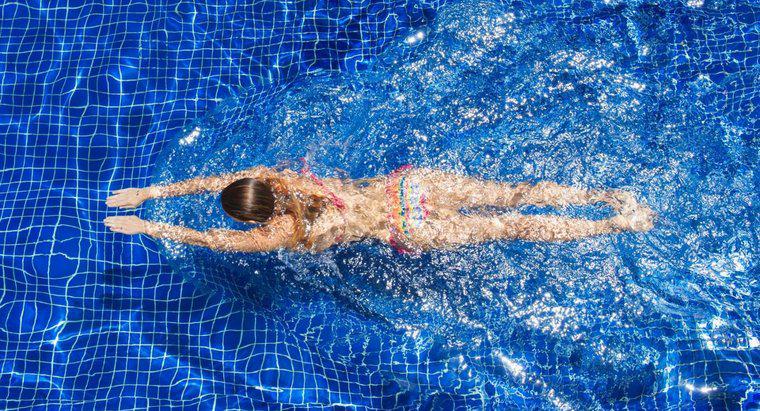 Können Sie nach einem Bauchnabelpiercing schwimmen?
