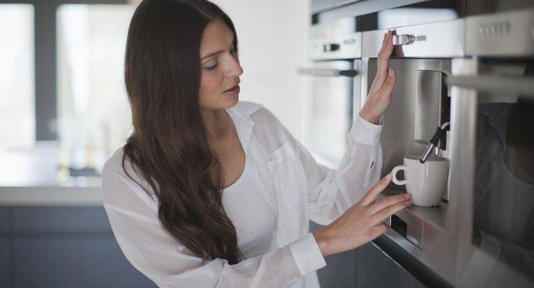 Wie reinigt man einen elektrischen Kaffeeperkolator?