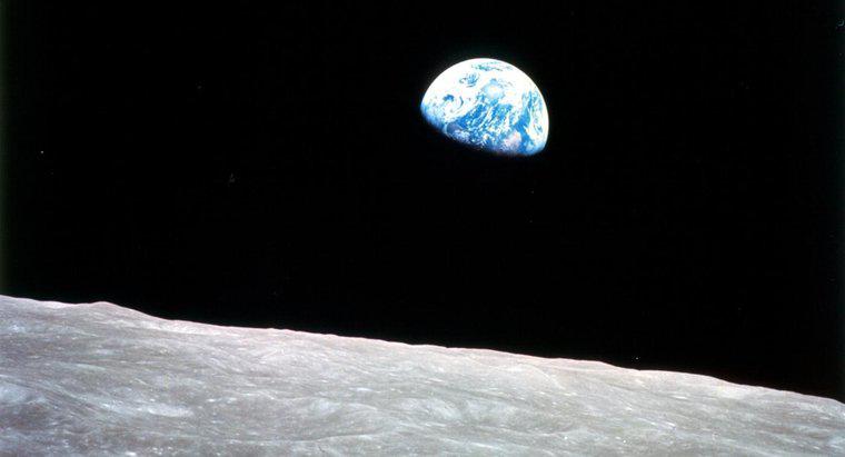 Was ist der Unterschied zwischen Erde und Mond?