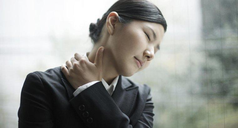 Wann sollten Sie bei steifen Nackenschmerzen professionelle Hilfe in Anspruch nehmen?