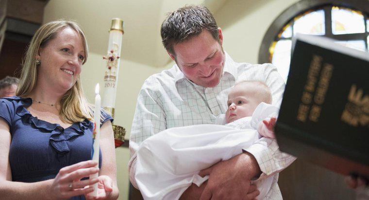 Was bedeutet das weiße Gewand bei der Taufe?
