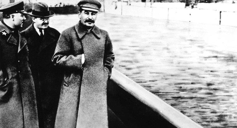 Wie nutzte Stalin Propaganda, um an die Macht zu kommen?