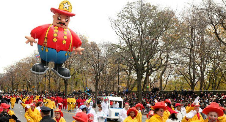 Wann erschien der erste Ballon-Charakter bei der Macy's Thanksgiving Day Parade?
