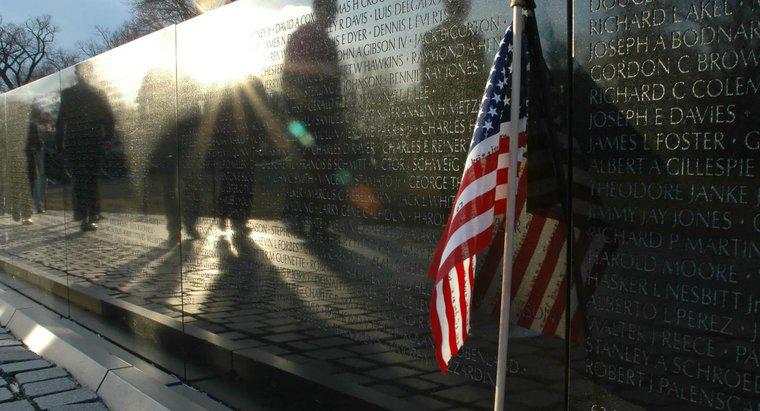 Wie sind die Namen an der Vietnam Veterans Memorial Wall angeordnet?