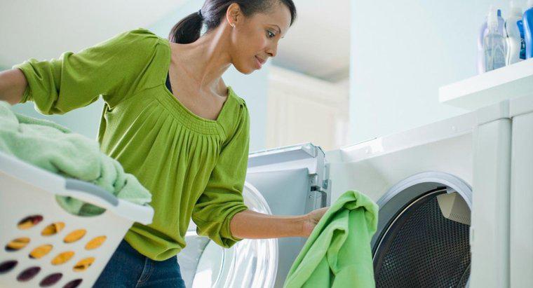 Wie reinigt man eine Waschmaschine, die Rückstände auf der Kleidung hinterlässt?