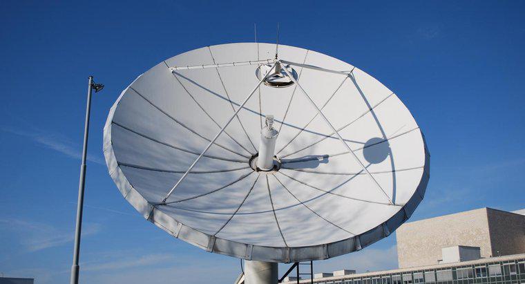 Warum unterscheiden sich die Uplink- und Downlink-Frequenzen in der Satellitenkommunikation?