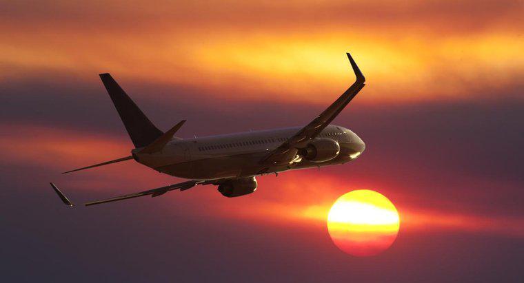 Wie lange würde ein Passagierflugzeug brauchen, um um die Sonne zu fliegen?