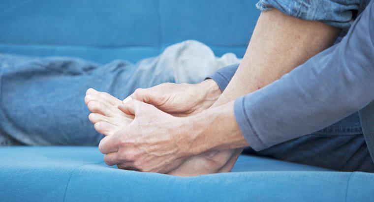 Was ist eine gute Heimbehandlung für geschwollene Füße?