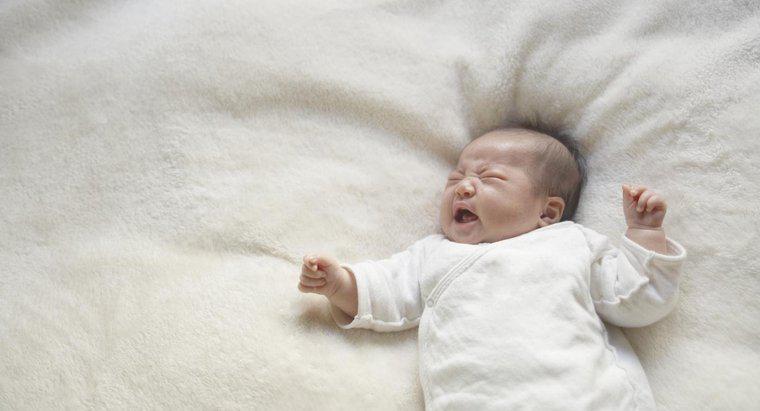 Warum weinen Babys im Schlaf?