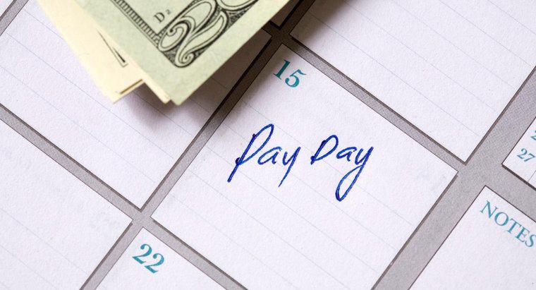 Wie viele bezahlte Zeiträume gibt es, wenn ein Mitarbeiter halbmonatlich bezahlt wird?