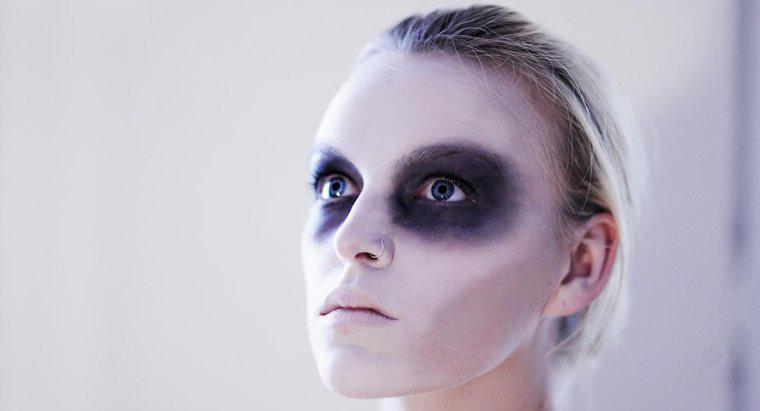 Wie trägt man zu Halloween Augen-Make-up auf?