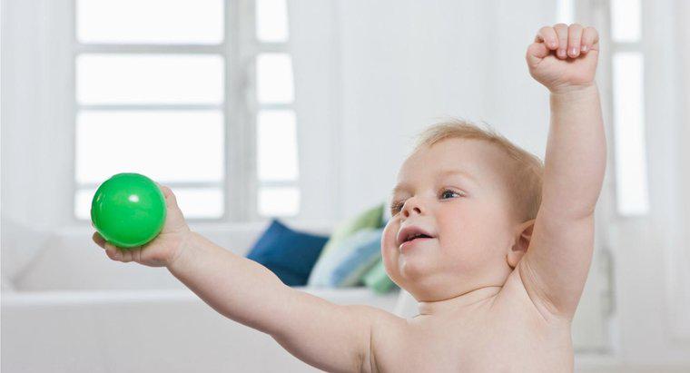 Warum schlagen Babys gerne mit den Armen?