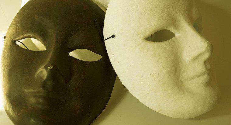 Warum trugen antike griechische Schauspieler Masken?