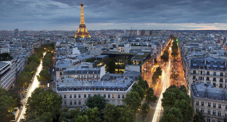 Warum wird Paris die "Stadt des Lichts" genannt?