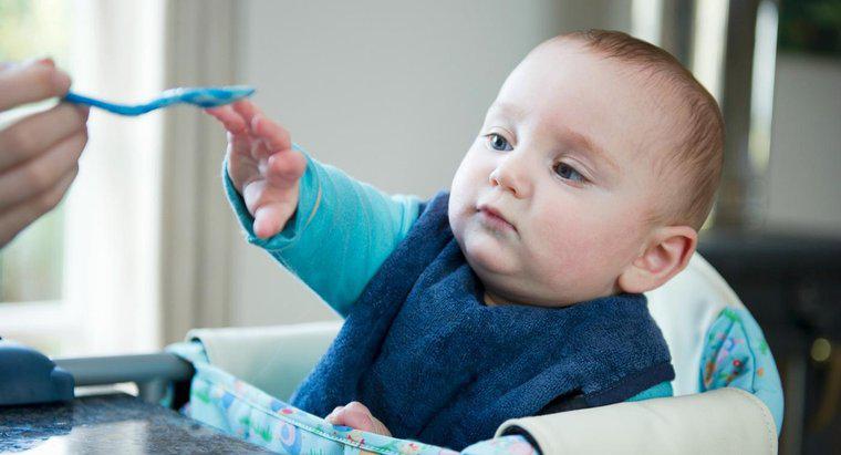 Woher wissen Sie, wann Sie mit der Fütterung eines Baby-Müsli beginnen müssen?