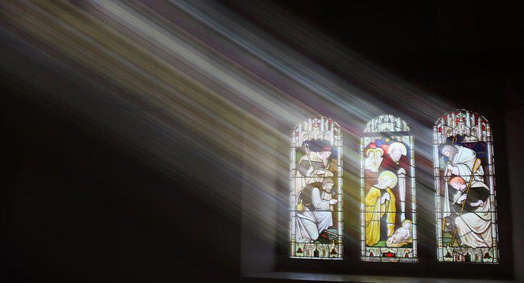Warum haben viele Kirchen Buntglasfenster?