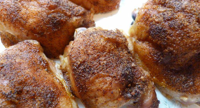 Einfache Rezepte für Hähnchenschenkel: Grundlegende im Ofen gebratene Hähnchenschenkel mit Kartoffeln