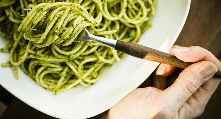 Was ist ein einfaches Rezept für Pesto mit getrocknetem Basilikum?