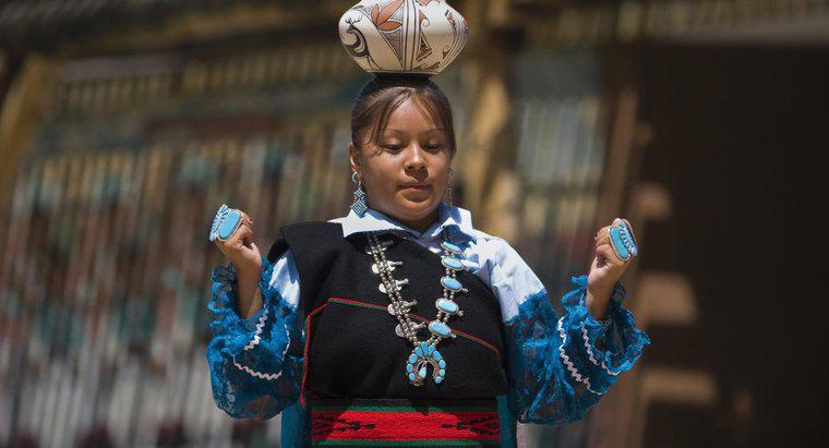Welche Kleidung trugen die Zuni-Indianer?