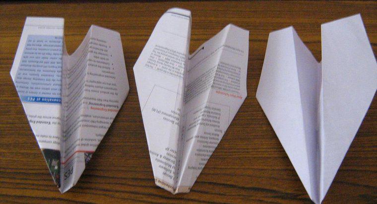 Wie beeinflusst das Design eines Papierflugzeugs seinen Flug?