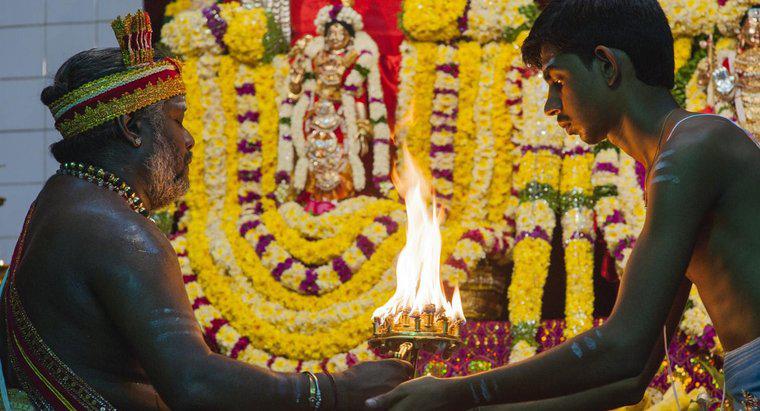 Wie hat der Hinduismus die soziale Struktur in Indien beeinflusst?