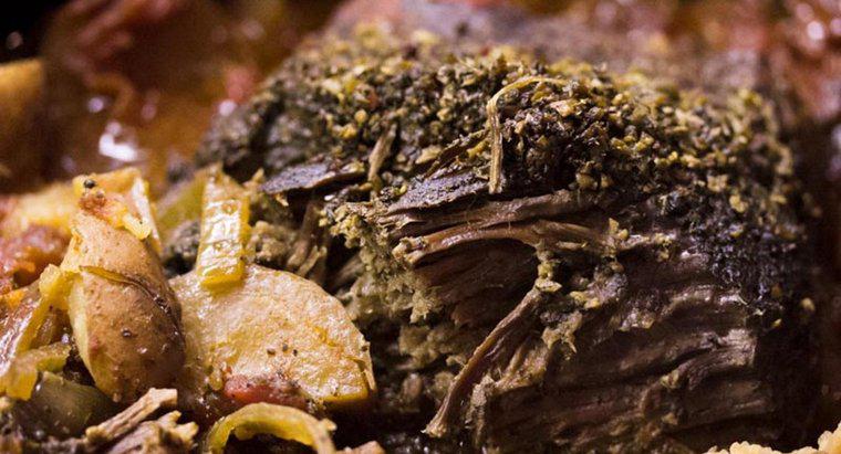 Was ist ein Rezept für die Zubereitung von Schmorbraten mit Zwiebelsuppenmischung?