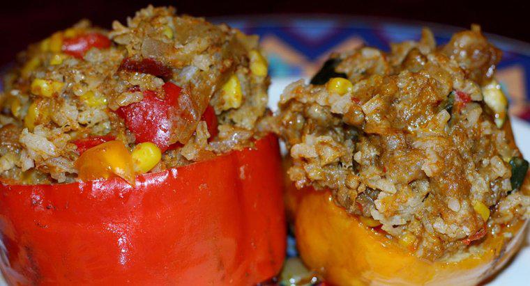 Welche Zutaten sind in mit Rindfleisch und Reis gefüllten Paprika enthalten?