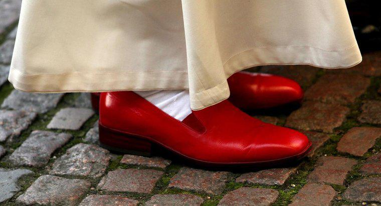 Welche Farbe haben die Schuhe des Papstes?