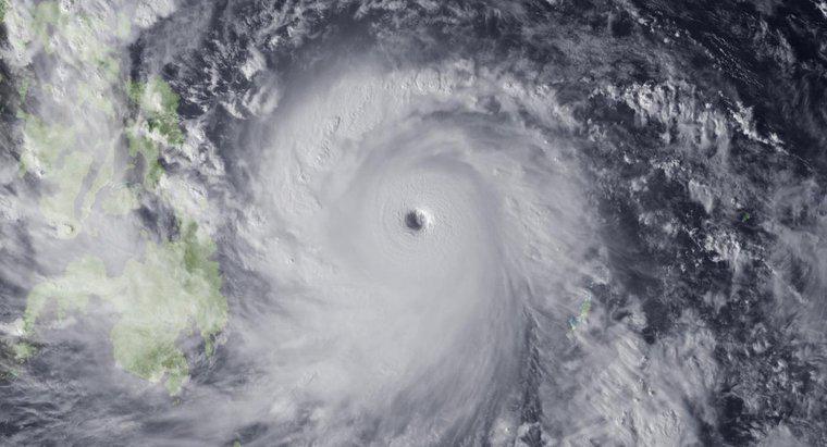 Was ist die durchschnittliche Größe des Auges eines Hurrikans?
