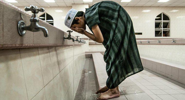 Warum waschen sich Muslime, bevor sie beten?