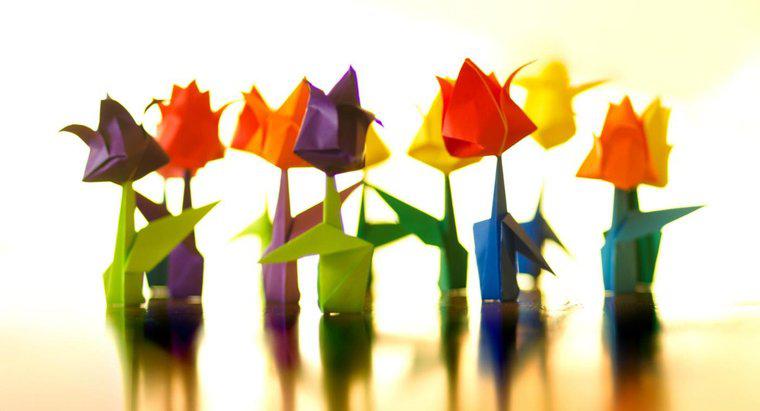 Wie faltet man eine einfache Origami-Blume?