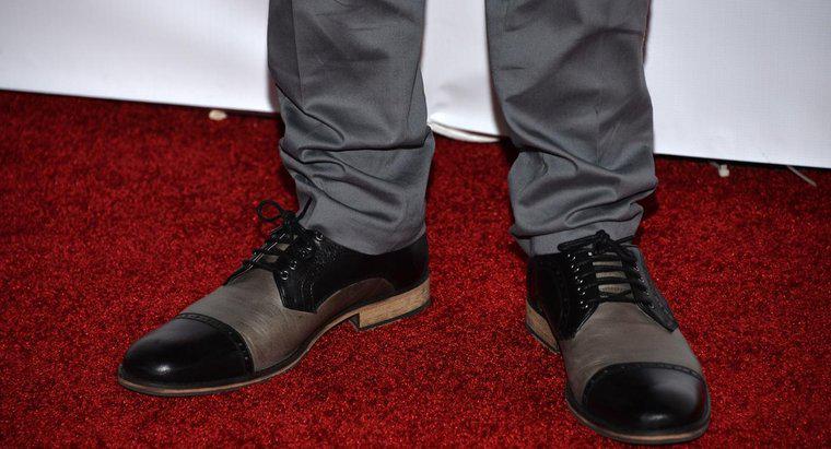 Welche Schuhfarbe passt zu grauen Hosen?