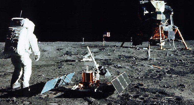 Welche Objekte haben Astronauten auf dem Mond hinterlassen?