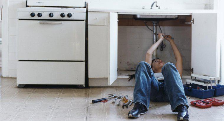 Wie reparieren Sie ein undichtes Rohr unter Ihrer Küchenspüle?