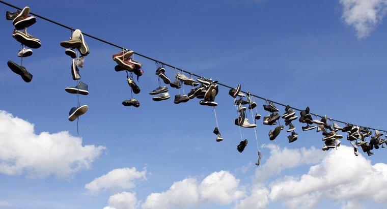 Was bedeuten Schuhe, die an Stromleitungen hängen?