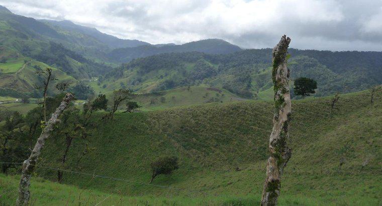 Was sind drei berühmte Sehenswürdigkeiten in Costa Rica?