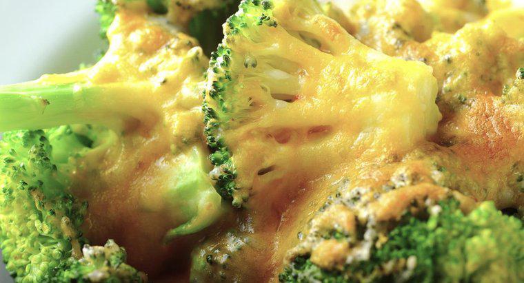Was ist ein Rezept für Brokkoli mit einer Velveeta-Käsesauce?