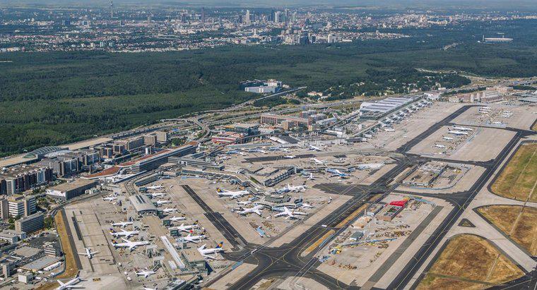 Wie ist der Frankfurter Flughafen aufgebaut?