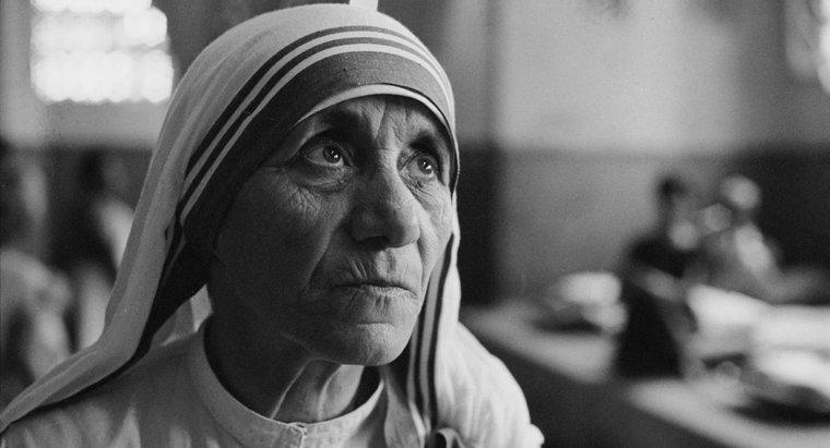 Wann hat Mutter Teresa das Gedicht "Mach es trotzdem" geschrieben?