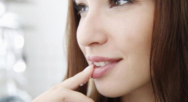 Was sind einige Ursachen für Taubheit in den Lippen?